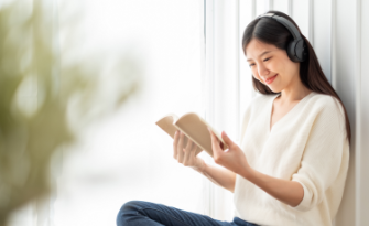 自分が好きな英語の歌を声に出して覚える。